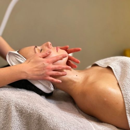 Avslappende ansikts-, nakke- og halsmassasje som løser opp spenninger, stimulerer blodsirkulasjonen og gir huden ny glød. En skånsom behandling for total velvære og dyp avslapning.