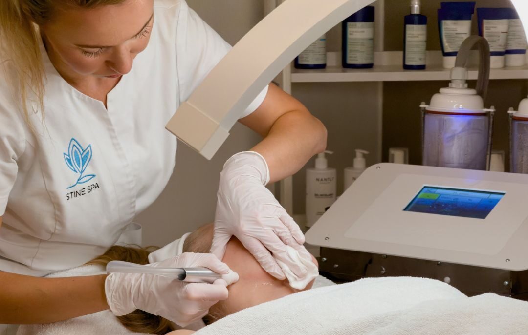 ustyna utfører Advanced Hydrogen ansiktsbehandling hos Stine Spa i Moss.